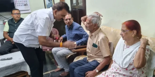मंच नहीं... गुरुजनों के द्वार पहुंचा सम्मान! जिन्होंने पीढ़ियां संवारीं....आज उन्हें मिला सम्मान। 84 की उम्र... शिक्षा का उजाला आज भी जारी! गुरु का सम्मान... समाज का सम्मान! #TeachersDay#GuruSamman#GuruVandan#TeacherHonour#RespectTeachers#JanSahyog#AjayPappuMotwani#SocialService #SocialWork