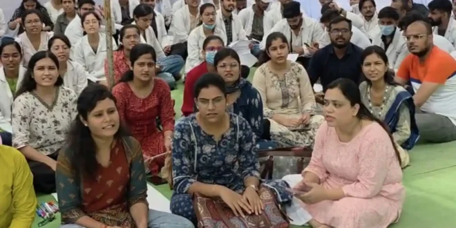 बॉन्डेड UG-PG डॉक्टरों ने उठाए सवाल...आंदोलन खत्म... लेकिन असंतोष क्यों? मांगें लंबित... आंदोलन खत्म क्यों...अब बॉन्डेड डॉक्टर उठाएंगे अपनी आवाज! #जूनियरडॉक्टर #डॉक्टरआंदोलन #डॉक्टरोंकीमांग #बॉन्डेडडॉक्टर #पीजीरेजिडेंट #स्वास्थ्यविभाग #स्वास्थ्यसेवा #डॉक्टरोंकीआवाज#