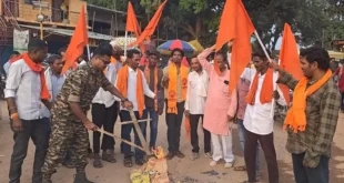 आदिवासी बच्चों की सुरक्षा पर सवाल....छात्रा की मौत के मामले में सूक्ष्म जांच की मांग शिवसेना (उद्धव गुट) ने सौंपा कलेक्टर के नाम ज्ञापन....दुर्गूकोंदल बाजार चौक में सहायक आयुक्त का पुतला दहन #KankerNews #Kanker #Durgukondal #AdivasiStudents #HostelSystem #TribalWelfareDepartment #ShivSena #StudentSafety #HostelIssues #Investigation#