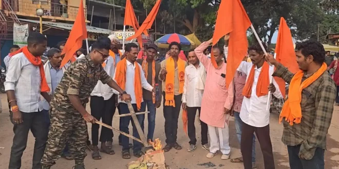 आदिवासी बच्चों की सुरक्षा पर सवाल....छात्रा की मौत के मामले में सूक्ष्म जांच की मांग शिवसेना (उद्धव गुट) ने सौंपा कलेक्टर के नाम ज्ञापन....दुर्गूकोंदल बाजार चौक में सहायक आयुक्त का पुतला दहन #KankerNews #Kanker #Durgukondal #AdivasiStudents #HostelSystem #TribalWelfareDepartment #ShivSena #StudentSafety #HostelIssues #Investigation#